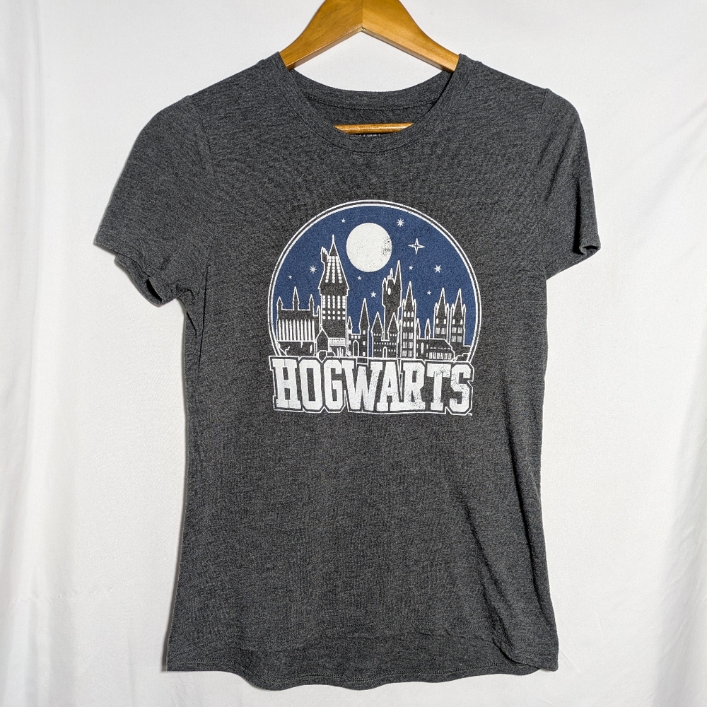 Jrs. Harry Potter Hogwarts Graphic Short Sleeve T-shirt, Gray, Size L‎